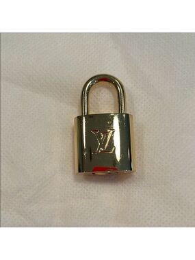 Louis Vuitton Shiny Gold Lock #662